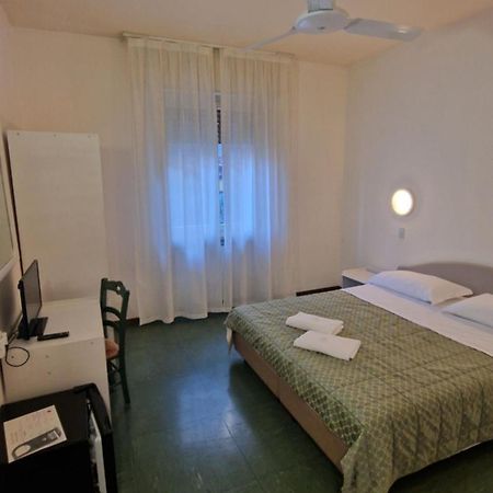 Hotel Sorriso Brenzone sul Garda Luaran gambar