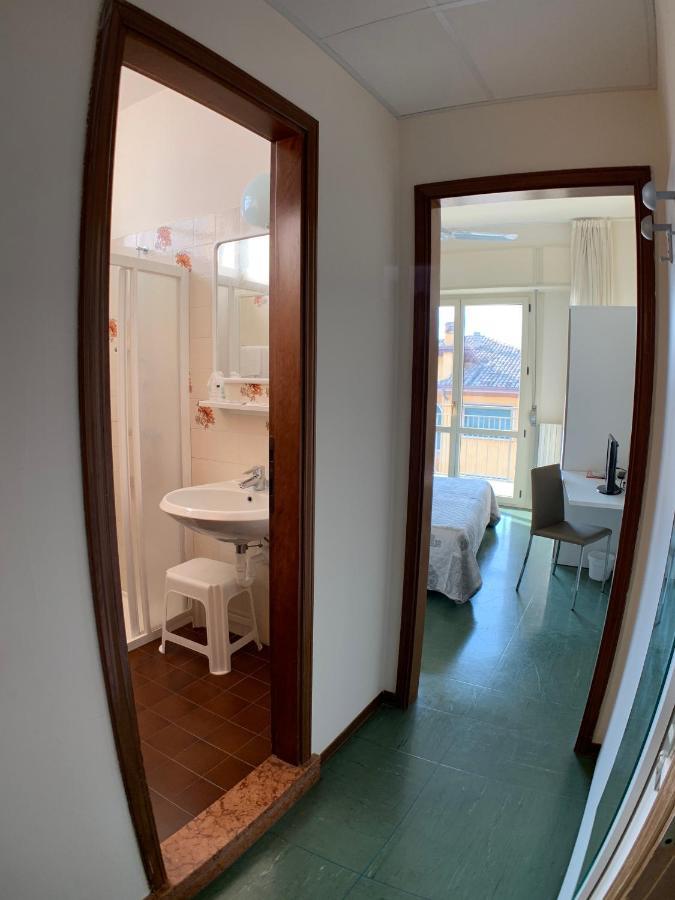 Hotel Sorriso Brenzone sul Garda Luaran gambar