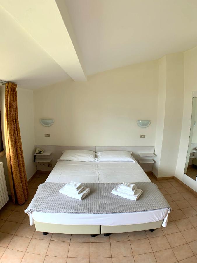 Hotel Sorriso Brenzone sul Garda Luaran gambar