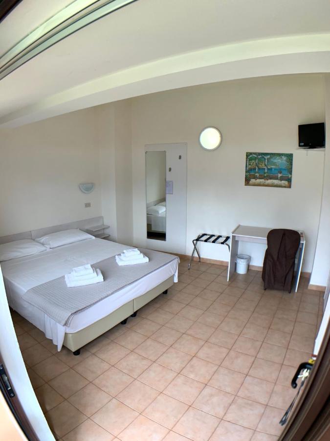 Hotel Sorriso Brenzone sul Garda Luaran gambar