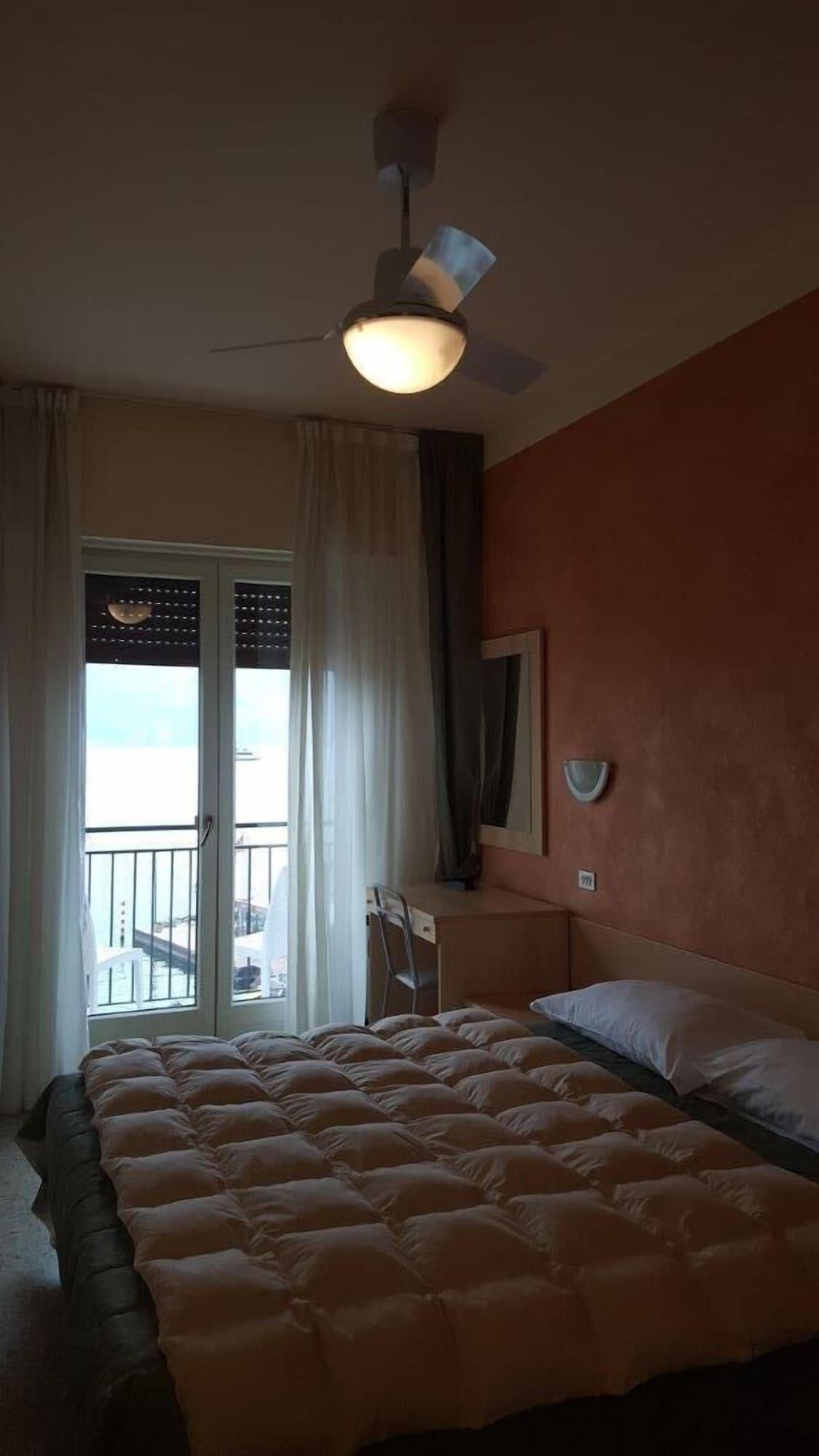 Hotel Sorriso Brenzone sul Garda Luaran gambar