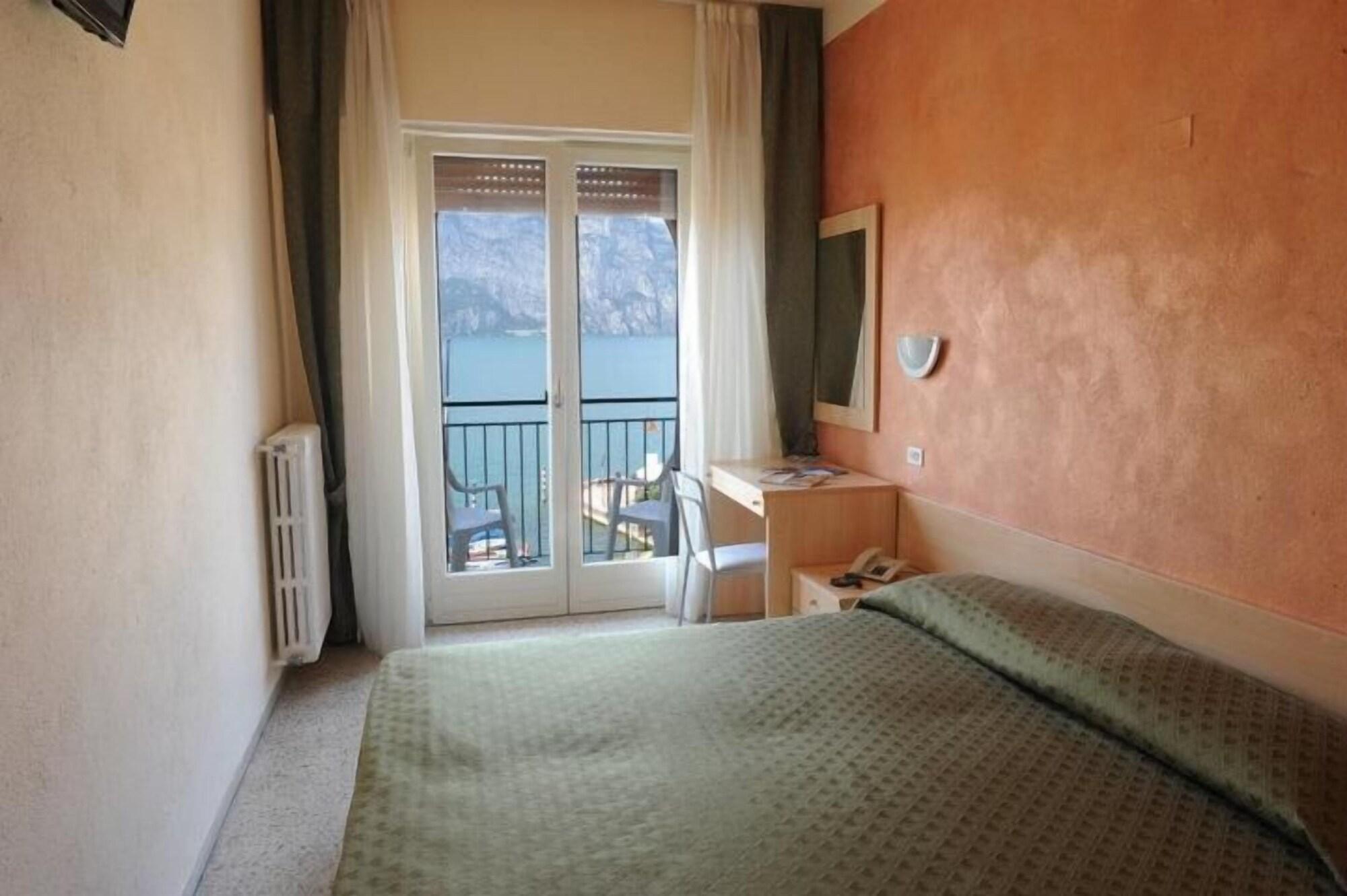 Hotel Sorriso Brenzone sul Garda Luaran gambar