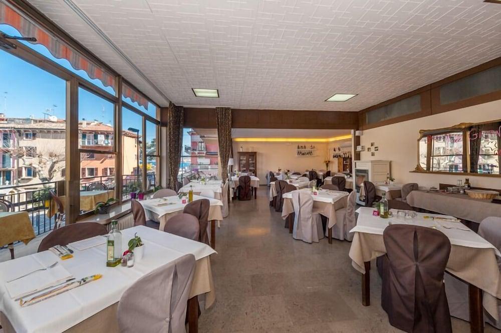 Hotel Sorriso Brenzone sul Garda Luaran gambar