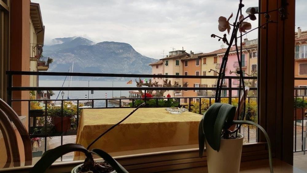 Hotel Sorriso Brenzone sul Garda Luaran gambar