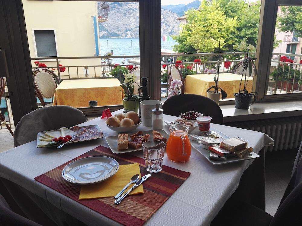 Hotel Sorriso Brenzone sul Garda Luaran gambar