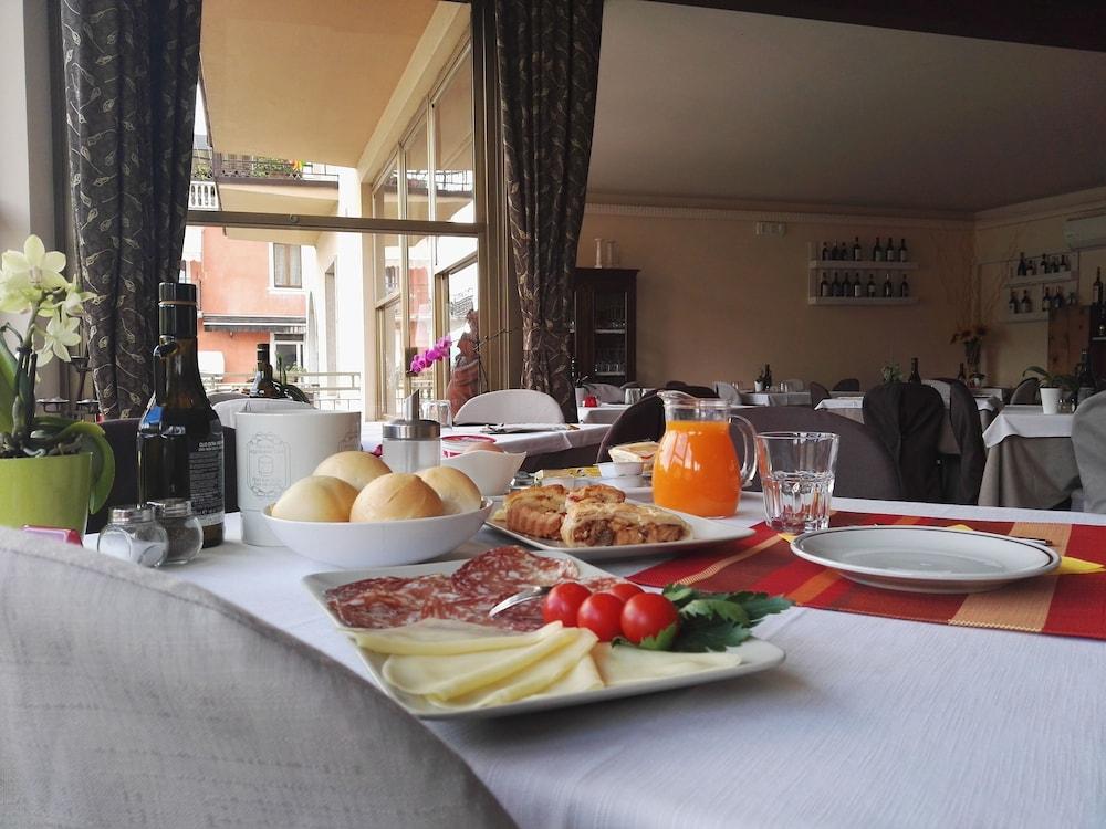 Hotel Sorriso Brenzone sul Garda Luaran gambar