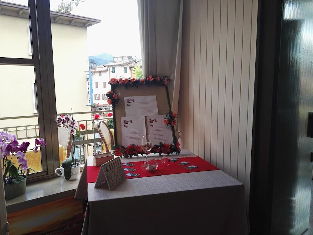 Hotel Sorriso Brenzone sul Garda Luaran gambar
