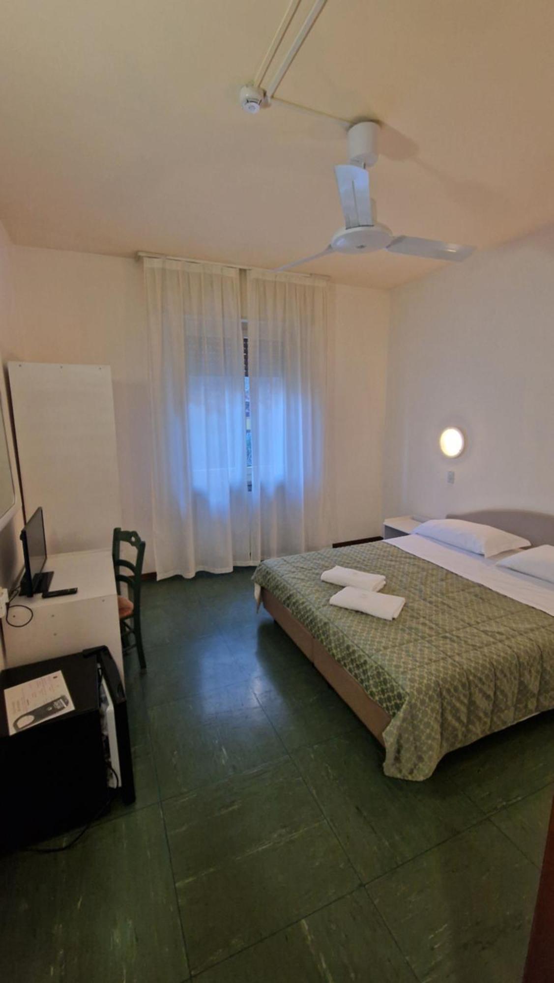 Hotel Sorriso Brenzone sul Garda Luaran gambar