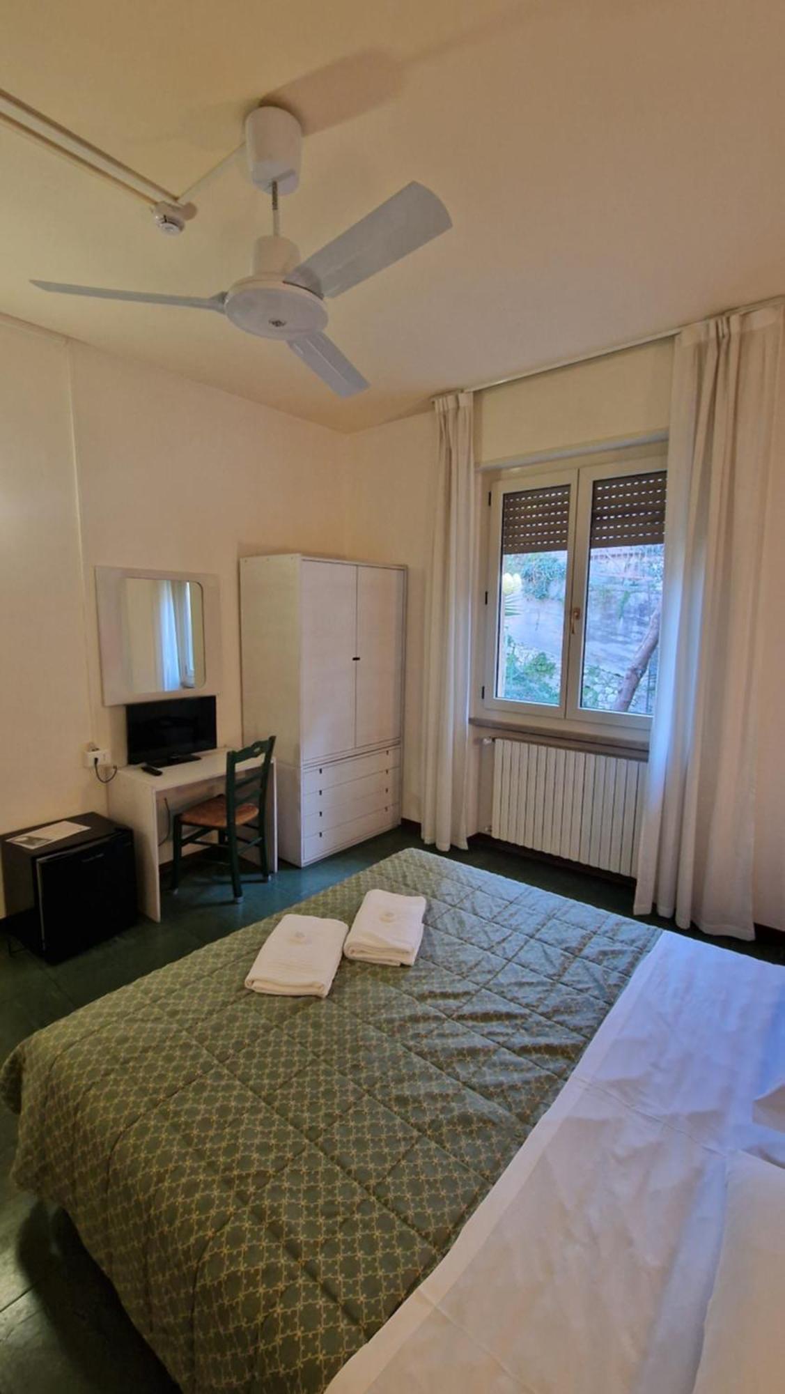Hotel Sorriso Brenzone sul Garda Luaran gambar