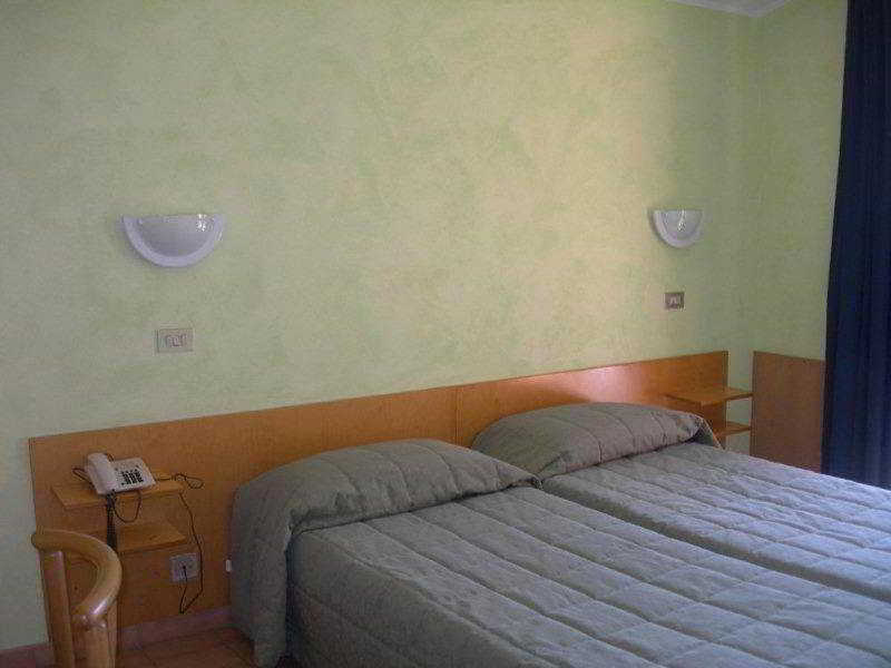 Hotel Sorriso Brenzone sul Garda Luaran gambar