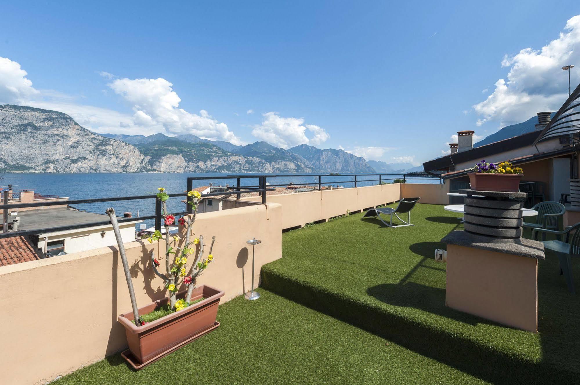 Hotel Sorriso Brenzone sul Garda Luaran gambar